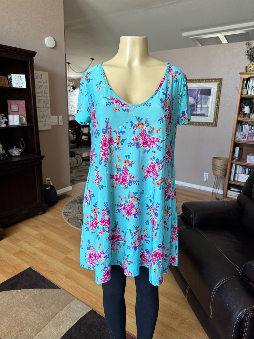 Meritt blue floral V-neck short sleeve tunic w/pockets-size L